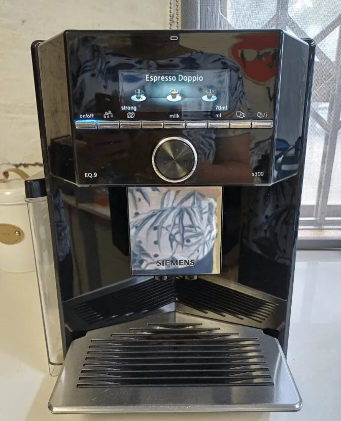 Siemens EQ.9 coffee machine showing Espresso Doppio on its display